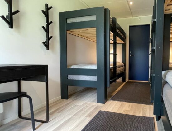Flerbäddsrum med sköna sängar. Alla sängar är bäddade med lakan och påslakan.