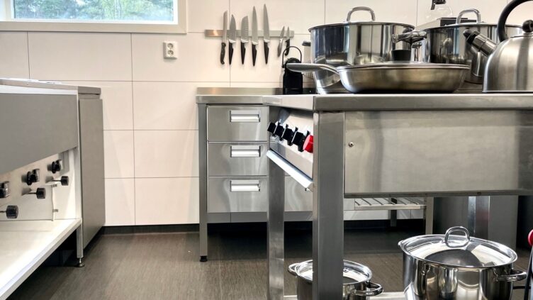 Köket är fullt utrustat för matlagning
