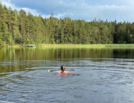 Skön simtur från egen brygga