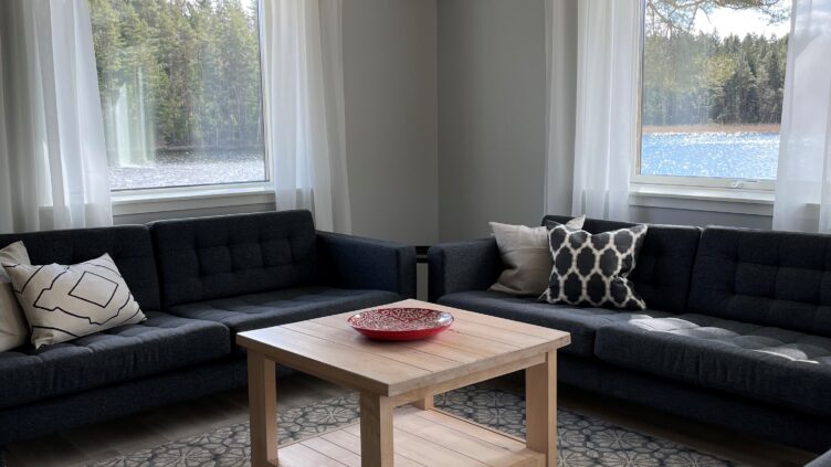 Lounge rummet i sjöbyggnaden