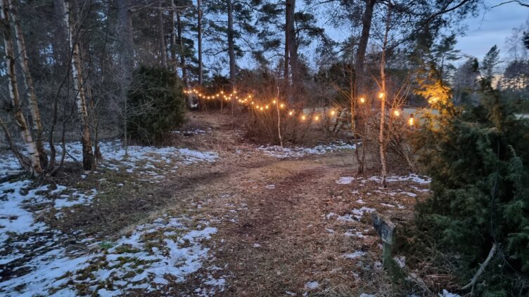 varma lampor i slinga, naturstig