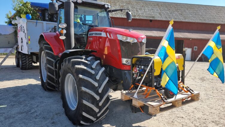 Studentflak med traktor och elverk