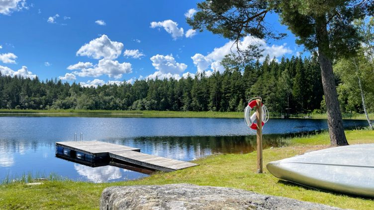 Brygga vid Gråbogården och egen badstrand