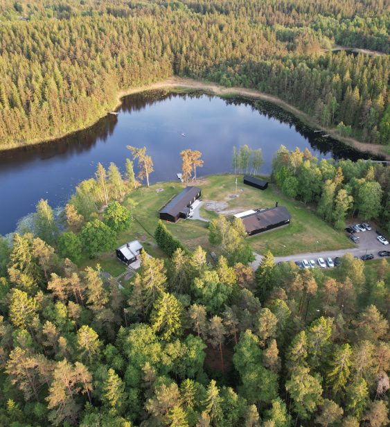 Vacker vy över Gråbogården och sjön Trehörningen