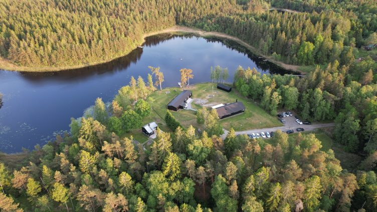 Vacker vy över Gråbogården och sjön Trehörningen